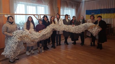 Вимушені переселенці на Закарпатті плетуть маскувальні сітки для військових на фронт Вимушені переселенці на Закарпатті плетуть маскувальні сітки для військових на фронт