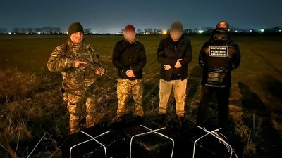 Двоє закарпатців намагалися перенести до Угорщини близько 4 тис пачок безакцизних сигарети Двоє закарпатців намагалися перенести до Угорщини близько 4 тис пачок безакцизних сигарети
