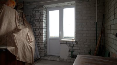 "Зовні зробили, а всередині розходяться стіни": як ремонтують гуртожиток в мікрорайоні Бобровиця у Чернігові "Зовні зробили, а всередині розходяться стіни": як ремонтують гуртожиток в мікрорайоні Бобровиця у Чернігові