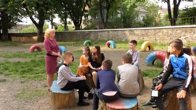 Уроки під час останнього дзвоника: в 11-й школі Ужгорода завершили навчальний рік Уроки під час останнього дзвоника: в 11-й школі Ужгорода завершили навчальний рік
