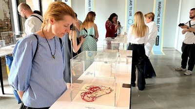 У Києві відкрилася перша в Україні виставка політичних прикрас про життя та творчість під час війни