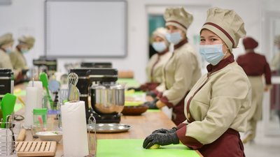 "Жодних котлет і радянського підходу". Міносвіти запустить проєкт з перепідготовки кухарів