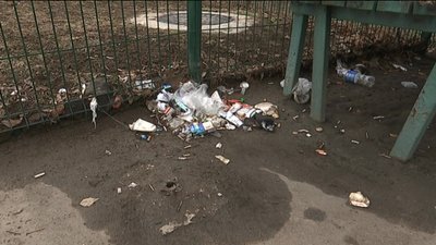 "У одного підприємства закінчився договір, друге не розпочало роботу". У Сумах не прибирають зупинки "У одного підприємства закінчився договір, друге не розпочало роботу". У Сумах не прибирають зупинки