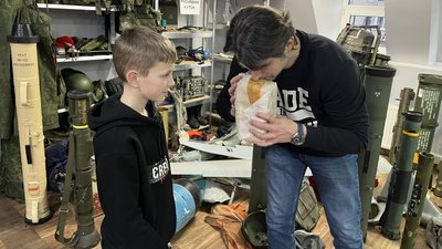 Випікав і продавав хліб: десятирічний житомирянин зібрав та передав Сергію Притулі 10 тисяч гривень для ЗСУ Випікав і продавав хліб: десятирічний житомирянин зібрав та передав Сергію Притулі 10 тисяч гривень для ЗСУ