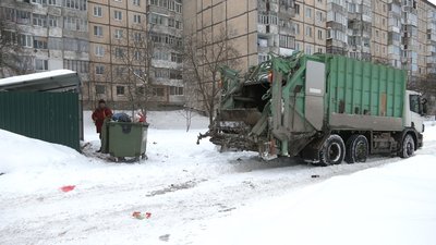 Через сніг і машини у Рівному не можуть вивезти сміття з усіх дворів Через сніг і машини у Рівному не можуть вивезти сміття з усіх дворів