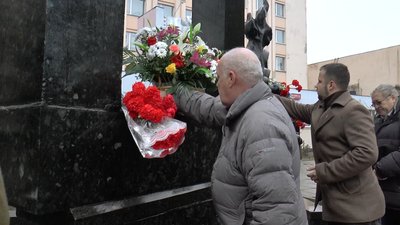 У Полтаві кладуть квіти пам’ятника жертвам катастрофи У Полтаві кладуть квіти пам’ятника жертвам катастрофи