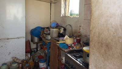"Привалило чоловіка мого": на Полтавщині жителі села розбирають завали після російського обстрілу "Привалило чоловіка мого": на Полтавщині жителі села розбирають завали після російського обстрілу