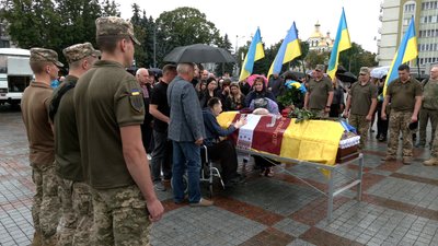 У Рівному попрощалися із загиблим бійцем Сергієм Смирновим У Рівному попрощалися із загиблим бійцем Сергієм Смирновим