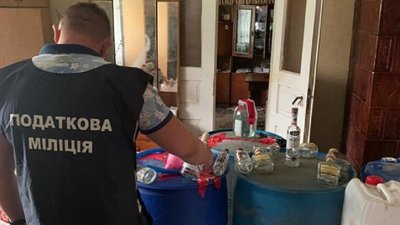 На Франківщині виявили цех з виробництва сурогату На Франківщині виявили цех з виробництва сурогату