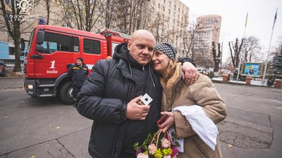 Співробітник Запорізької АЕС освідчився коханій у пожежній частині