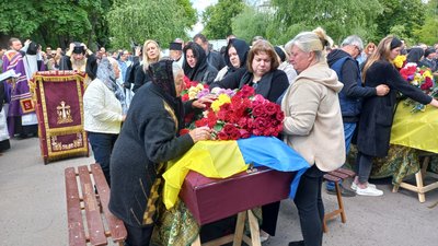 У Полтаві прощаються із вісьмома загиблими на війні У Полтаві прощаються із вісьмома загиблими на війні