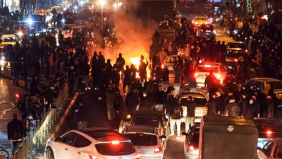 Правозахисники повідомили нову кількість загиблих на протестах в Ірані. На Близький Схід прибула авіагрупа США
