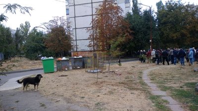 Мешканці двох будинків у Херсоні посварились через сміття Мешканці двох будинків у Херсоні посварились через сміття