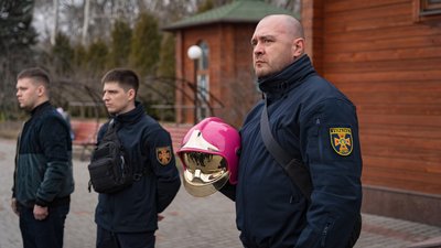 У Дніпрі прощаються з речницею ДСНС Євгенією Дудкою, яка отримала поранення під час ракетного удару У Дніпрі прощаються з речницею ДСНС Євгенією Дудкою, яка отримала поранення під час ракетного удару