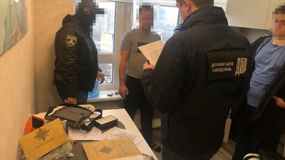 Одеські правоохоронці привласнили майже 20 тисяч євро, провівши фейкове затримання Одеські правоохоронці привласнили майже 20 тисяч євро, провівши фейкове затримання