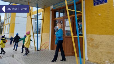 "Захворюваність не зростала": у Тростянці на Сумщині пояснили, чому діти пішли до школи "Захворюваність не зростала": у Тростянці на Сумщині пояснили, чому діти пішли до школи