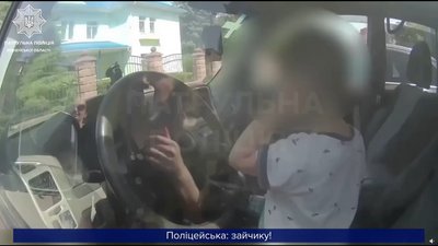 Дитина в замкненній машині