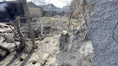 Розбиті будинки та авто, потрощені дахи, вибиті вікна — наслідки обстрілів армією РФ правобережної Херсонщини Розбиті будинки та авто, потрощені дахи, вибиті вікна — наслідки обстрілів армією РФ правобережної Херсонщини