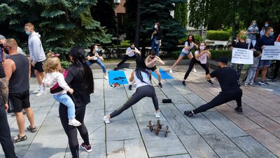 Під міськрадою Рівного – акція: вимагають відкрити дитсадки та спортсекції Під міськрадою Рівного – акція: вимагають відкрити дитсадки та спортсекції
