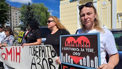 Майже двісті волинян вийшли на акцію "Не мовчи — полон вбиває" у Ковелі Майже двісті волинян вийшли на акцію "Не мовчи — полон вбиває" у Ковелі