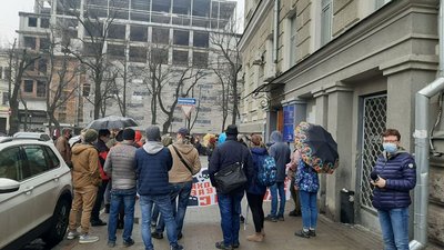 У Харкові противники "Коксохіму" пікетують суд У Харкові противники "Коксохіму" пікетують суд