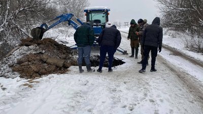 Через підмивання ґрунтовими водами на Закарпатті обвалилася частина дороги Через підмивання ґрунтовими водами на Закарпатті обвалилася частина дороги