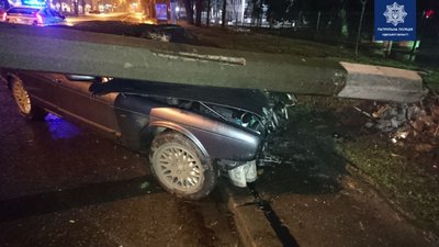 В Одесі водій Jaguar врізався в електроопору: двоє людей у лікарні