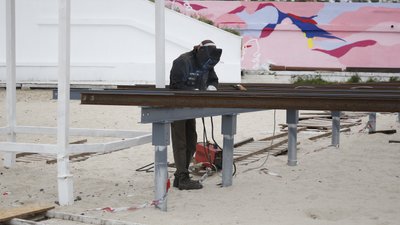На узбережжі Одеси зводять настил. У мерії заявили про ремонт колектору