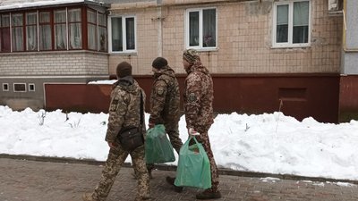 Військові передали дітям загиблих побратимів подарунки від Миколая. Грудень 2023. Тернопіль