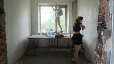 Серед волонтерів є і ті, хто ніколи не робив ремонт. Всі працюють разом із майстрами — ті розказують і показують, як правильно працювати Серед волонтерів є і ті, хто ніколи не робив ремонт. Всі працюють разом із майстрами — ті розказують і показують, як правильно працювати