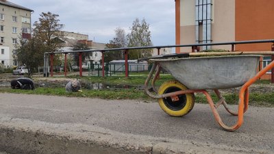 Косять траву і фарбують бордюри: у школі на Волині готуються до приїзду Зеленського Косять траву і фарбують бордюри: у школі на Волині готуються до приїзду Зеленського