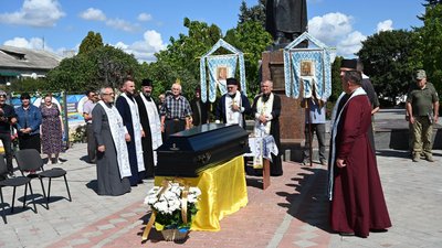 На Тернопільщині в останню путь провели військового Віталія Плахотного На Тернопільщині в останню путь провели військового Віталія Плахотного