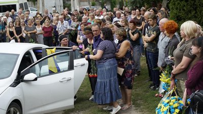 "Загинув, захищаючи небо над Донеччиною". У Харкові поховали пілота, який загинув у авіатрощі під Бахмутом