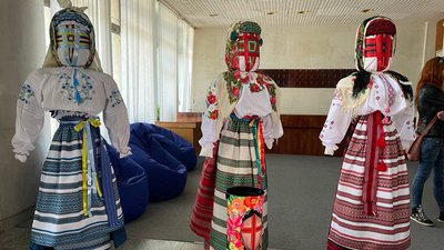 Розписані БПЛА та мотанки людського росту: у черкаському музеї відкрилась доброчинна виставка Розписані БПЛА та мотанки людського росту: у черкаському музеї відкрилась доброчинна виставка