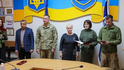 У Житомирі рідним загиблих за Україну воїнів передали державні нагороди У Житомирі рідним загиблих за Україну воїнів передали державні нагороди