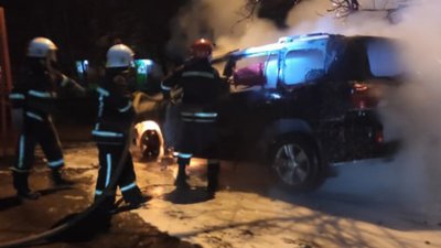 Вночі на Миколаївщині горів приватний будинок та два автомобілі