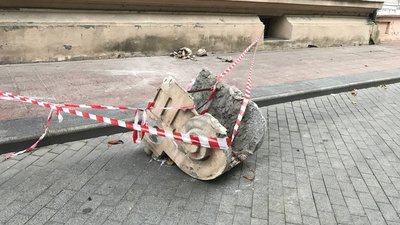 З фасаду пам'ятки архітектури в центрі Одеси обвалилася ліпнина