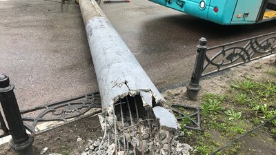 У середмісті Сум на дорогу впала електроопора. Фото