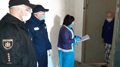 Запорізькі поліцейські перевіряють як громадяни дотримуються самоізоляції