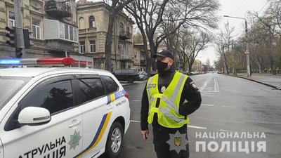 Роковини 2 травня в Одесі: на Куликовому полі та Соборній площі почали чергувати поліцейські Роковини 2 травня в Одесі: на Куликовому полі та Соборній площі почали чергувати поліцейські