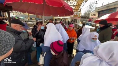 На Одеському “Привозі” монахіні роздавали дезінфікуючі розчини, маски й молитву при епідемії На Одеському “Привозі” монахіні роздавали дезінфікуючі розчини, маски й молитву при епідемії
