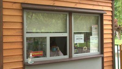 Касирка зоокуточка Любов Любицька розповідає, що кількість відвідувачів трохи зменшилася через карантин Касирка зоокуточка Любов Любицька розповідає, що кількість відвідувачів трохи зменшилася через карантин