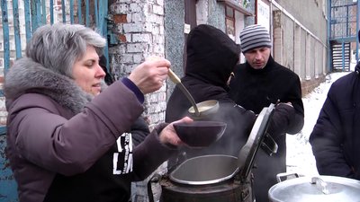 На Житомирщині онкохвора волонтерка Людмила Якубовська годує обідами нужденних людей На Житомирщині онкохвора волонтерка Людмила Якубовська годує обідами нужденних людей