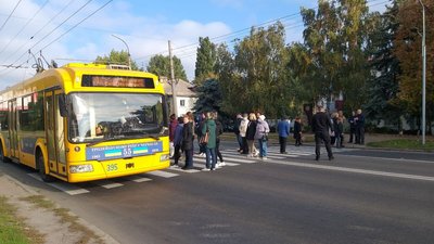 У Черкасах місцеві жителі перекрили рух Чигиринською. Що відбувається У Черкасах місцеві жителі перекрили рух Чигиринською. Що відбувається