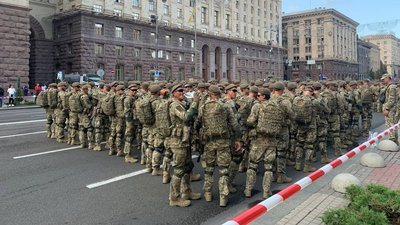 У Києві розпочали репетицію параду до Дня Незалежності. Столиця стоїть у заторах У Києві розпочали репетицію параду до Дня Незалежності. Столиця стоїть у заторах