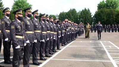 Урочистий випуск відбувся на плацу Національної академії Державної прикордонної служби України імені Богдана Хмельницького. Фото: Суспільне Урочистий випуск відбувся на плацу Національної академії Державної прикордонної служби України імені Богдана Хмельницького. Фото: Суспільне