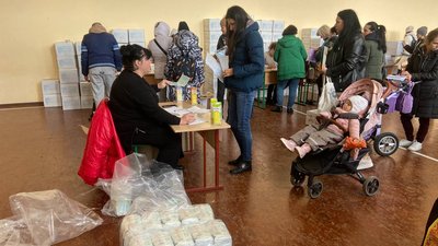 У Щербанівській громаді на Полтавщині переселенцям видають набори з осіннім одягом для дітей У Щербанівській громаді на Полтавщині переселенцям видають набори з осіннім одягом для дітей