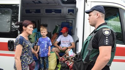 Поліцейські Донеччини допомогли евакуюватися та знайти житло мамі з 10 дітьми Поліцейські Донеччини допомогли евакуюватися та знайти житло мамі з 10 дітьми