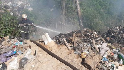 На Сумщині понад дев’ять годин гасили сміттєзвалище На Сумщині понад дев’ять годин гасили сміттєзвалище