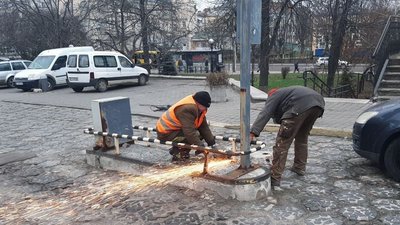 У Луцьку демонтують боларди та бетонні обмежувачі руху У Луцьку демонтують боларди та бетонні обмежувачі руху